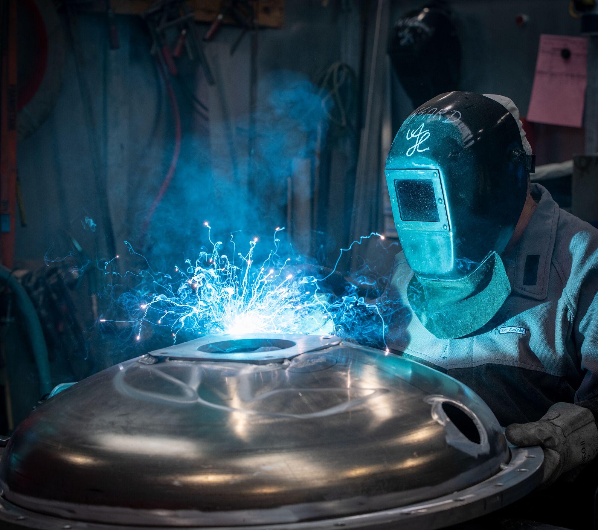 Schweißer bei der Arbeit im blauen Licht
